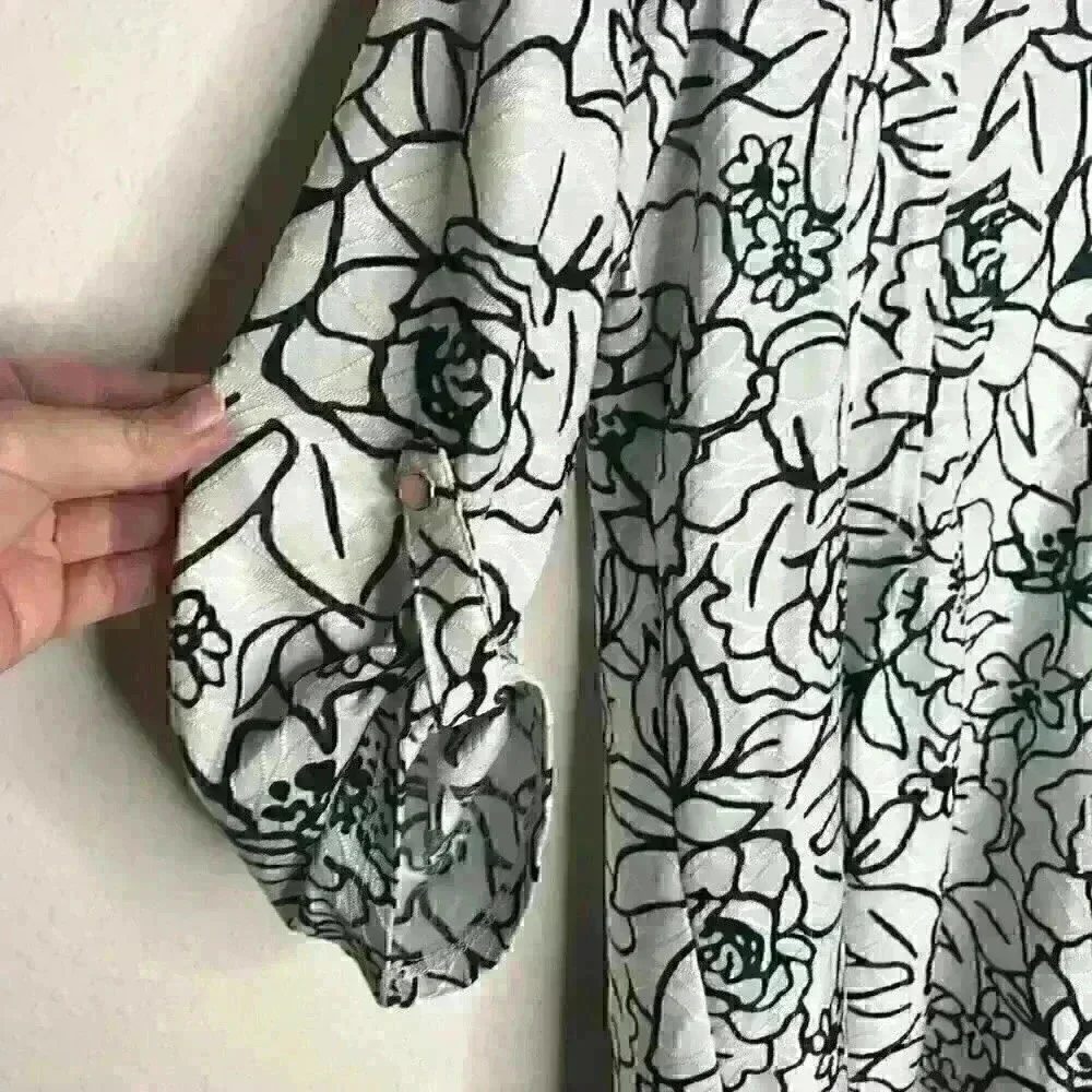 NWT Cathy Daniels Simply‎ Textured Roll Tab Sleeve Print Top Sz S - Picture 8 of 12